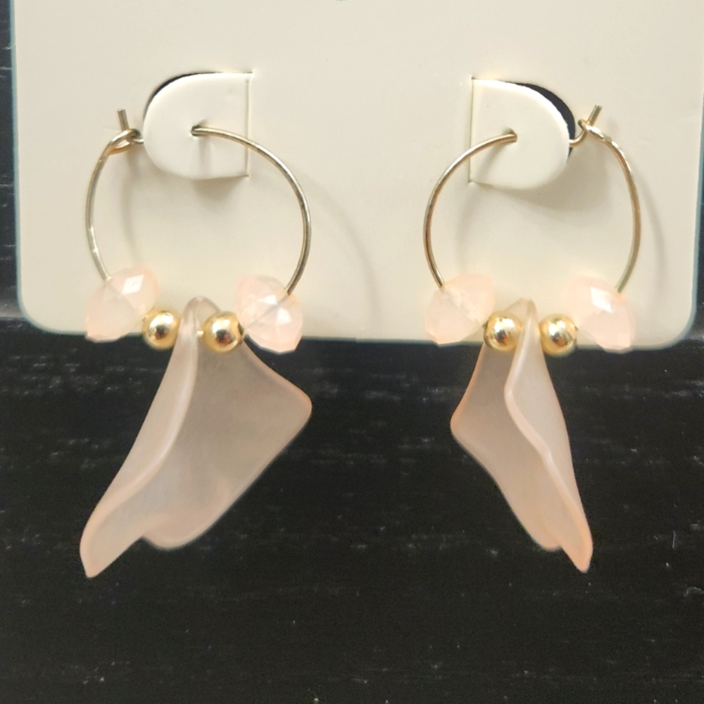 Earrings | Beige/cream petal hoop